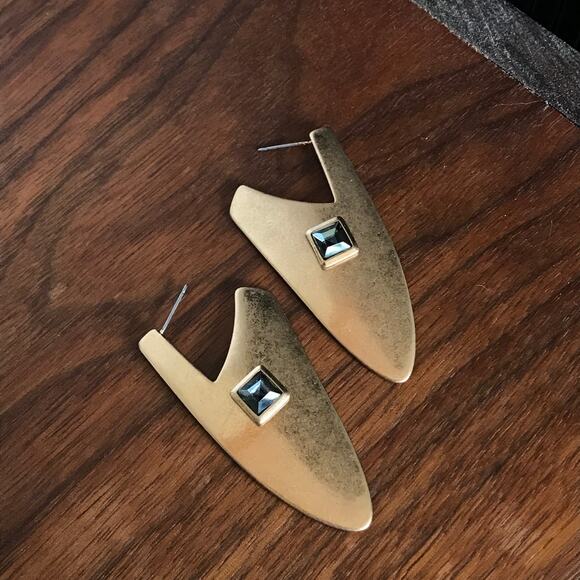 NEW Romance Matte Gold Tone oblong mod chevron-style semi-hoop earrings - Picture 6 of 14